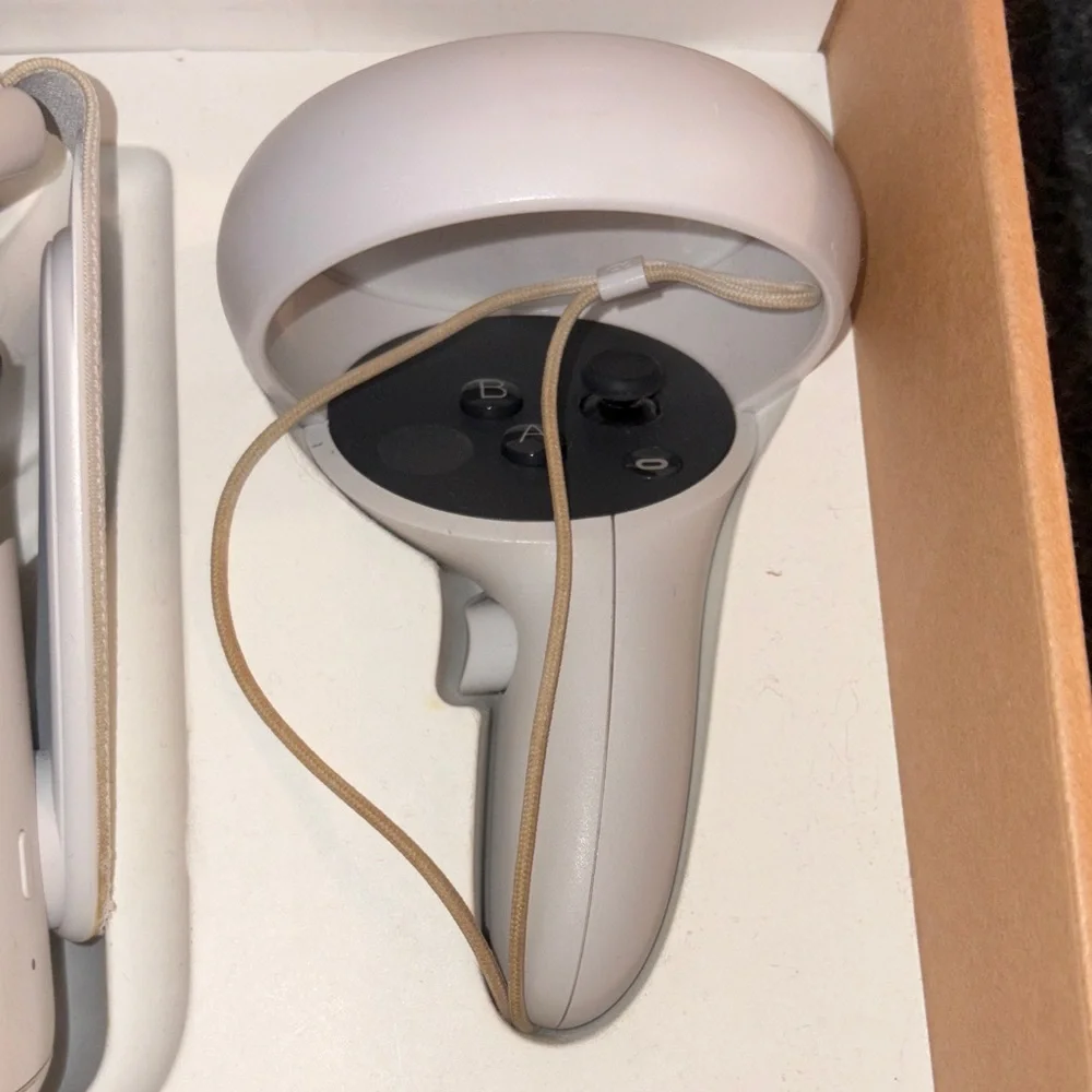 VR Headset with Controllers - White
